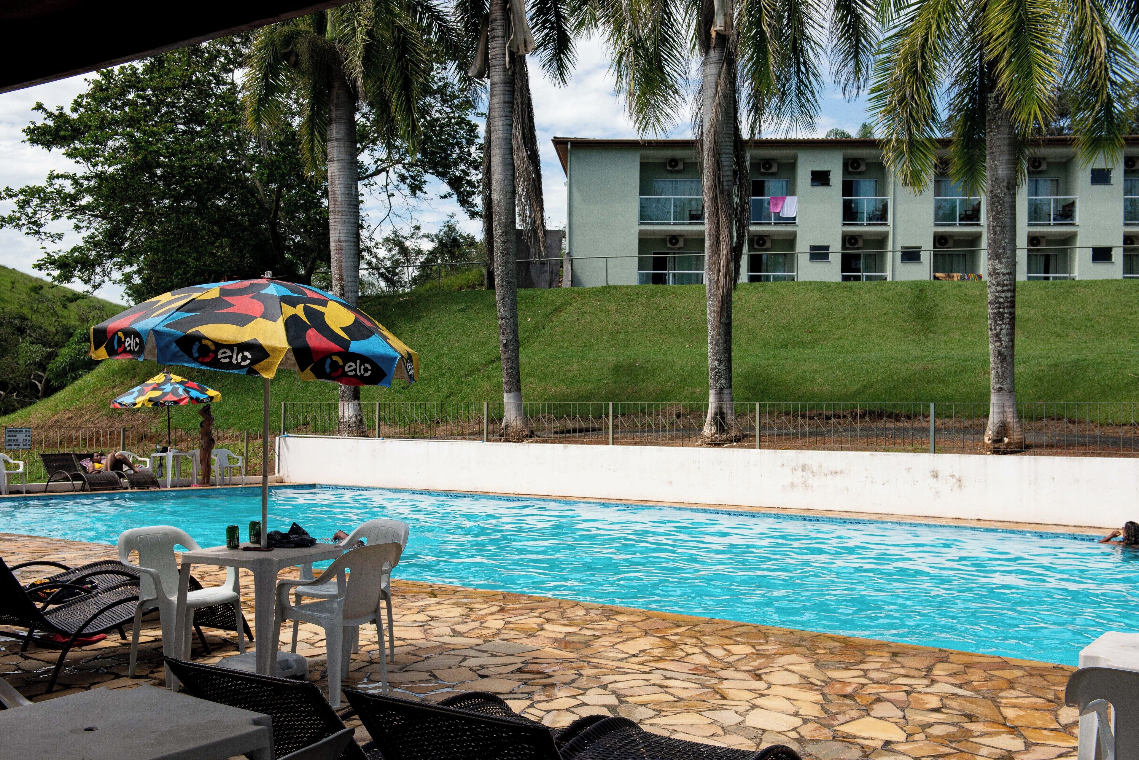 2 piscinas externas, espreguiçadeiras