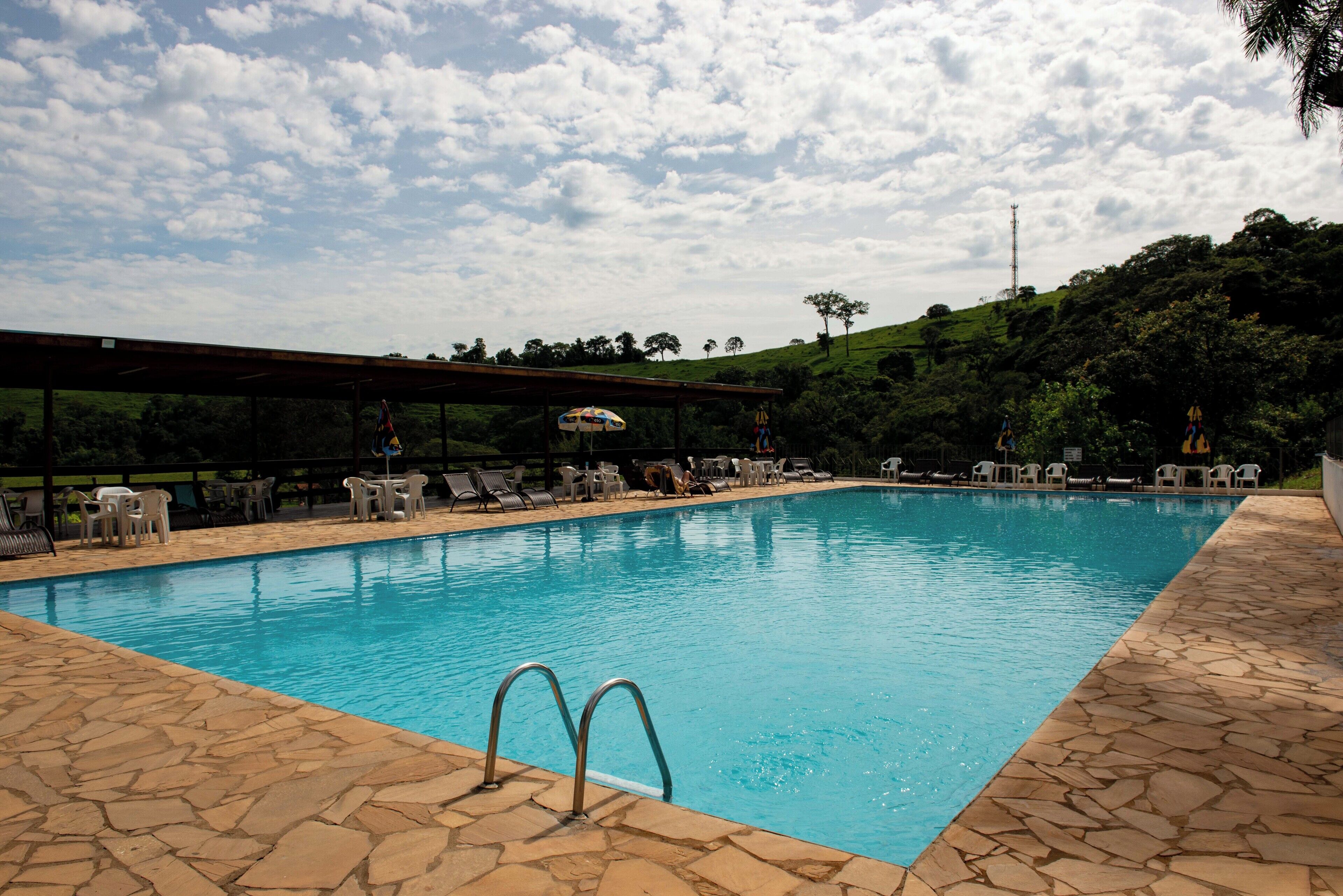 2 piscinas externas, espreguiçadeiras