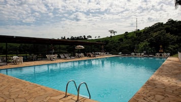 2 piscinas externas, espreguiçadeiras