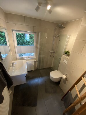 Een douche, een haardroger, handdoeken, zeep
