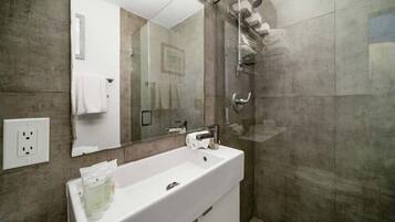 Een douche, een haardroger, handdoeken