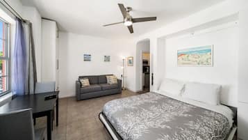 Tabla de planchar con plancha, cuna de viaje, wifi y ropa de cama