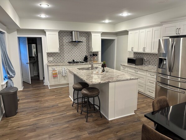 Private kitchen - Charming 3-bedroom house in brilliant Cincinnati with AC, WiFi (Cincinnati)