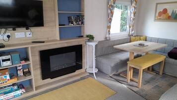 Departamento, varias camas | Sala de estar | Televisión de 30 pulgadas con canales digitales