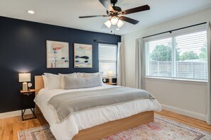 2 makuuhuonetta, työpöytä, silitysrauta/-lauta, vauvan matkasänky