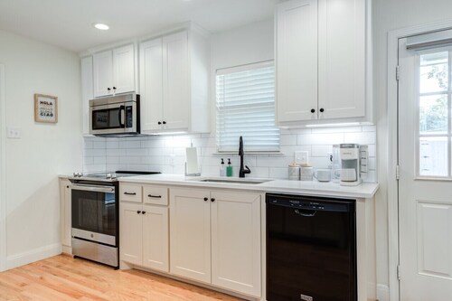 Hendrix House - 2BR/2BA - Dog Friendly!