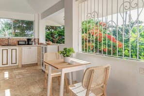 Dining - Los Corales Apt · 1BR · Steps to the Beach · Community Pool · Bávaro (Punta Cana)