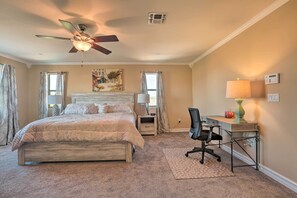 4 chambres, bureau, fer et planche à repasser, lit de bébé portatif