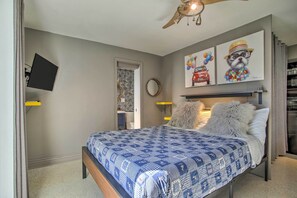Desk, iron/ironing board, travel cot, WiFi - 1 Mi to Deerfield Beach: Stylish Studio w/ Pool! (Deerfield Beach)