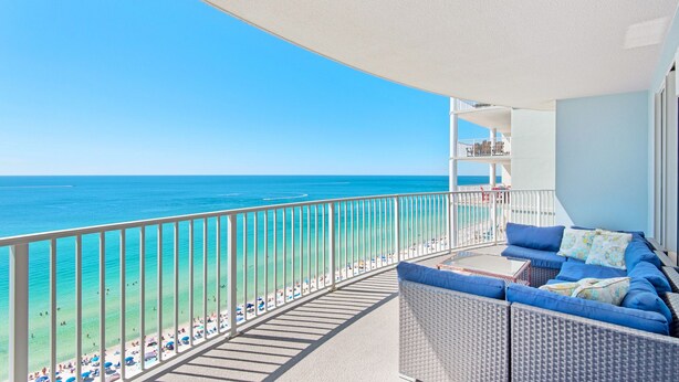 Un balcon avec vue sur la plage et l’océan.
