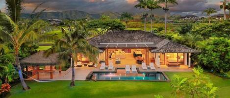 Lämmitetty uima-allas, aurinkotuoleja