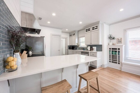 冷蔵庫、電子レンジ、オーブン、コンロ