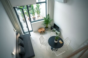 家庭開放式客房 | 起居區 | 42-吋平面電視、有線頻道、電視