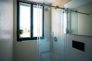 Superior Studio | Bathroom | Shower, hair dryer, towels - Portaria Housing (Aveiro)
