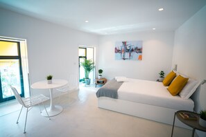 Deluxe Studio | Living area | 42-inch flat-screen TV with cable channels, TV