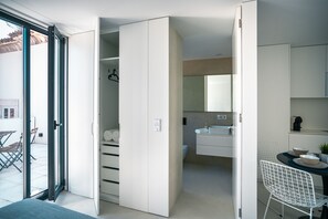 Superior Studio | Living area | 42-inch flat-screen TV with cable channels, TV - Portaria Housing (Aveiro)