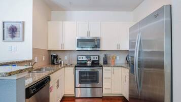 Maison, plusieurs lits, cuisine, vue jardin (Making Memories in Orlando) | Cuisine privée | Réfrigérateur, micro-ondes, four, plaque de cuisson