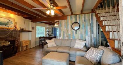 Riverfront Cottage w/ Private Beach Near Wmsburg