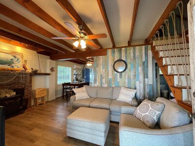 Riverfront Cottage w/ Private Beach Near Wmsburg