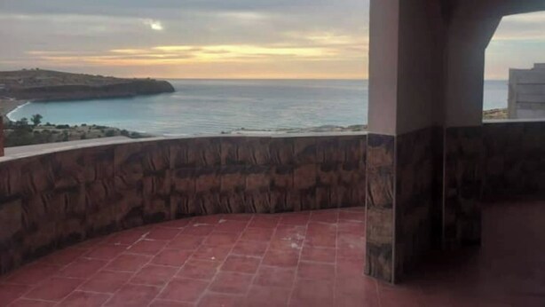 A balcony with a view of the sea and a sunset. - Appartement F2 (Souk Tleta)