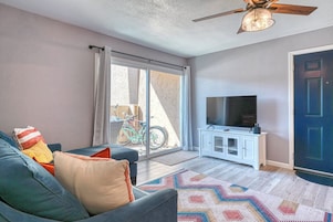 Condo, várias camas, sacada (Thomas Road Treasure) | Área de estar | TV de tela plana 42 polegadas com canais digitais