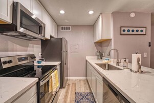 Condo, várias camas, sacada (Thomas Road Treasure) | Cozinha privada | Geladeira, micro-ondas, fogão, cooktop