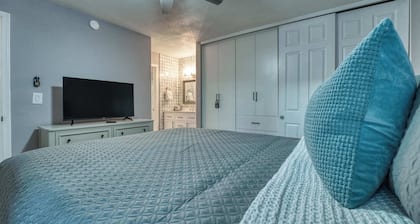 2BR Sleeps 6 Pool BBQ Gym Hot Tub & Bar Hopping!