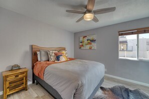 Bloc d'apartaments, diversos llits, balcó (Thomas Road Treasure) | 2 dormitoris, decoració individual i mobiliari individual 