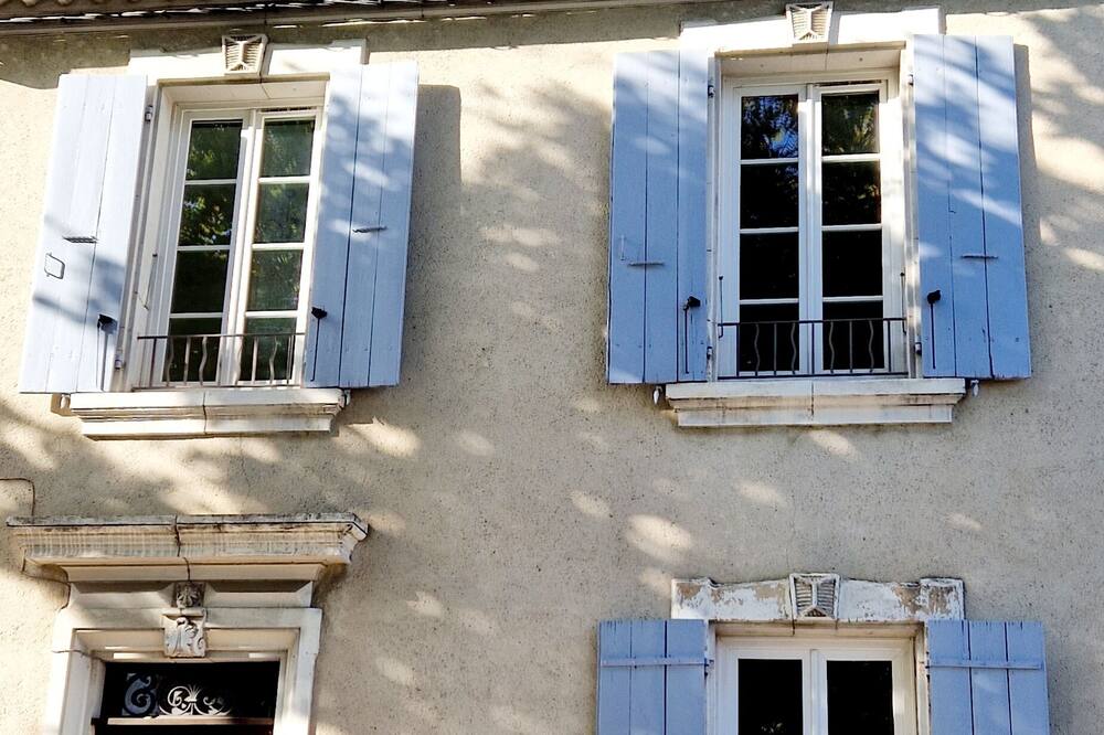 Room for rent in 1930s house