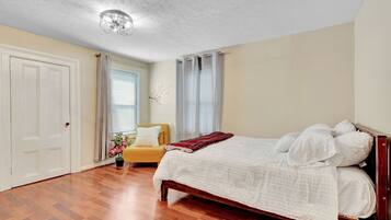 3 bedrooms, desk, iron/ironing board, free WiFi