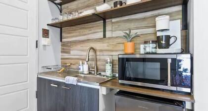 The Garage Oasis~Walkable~Pets~Downtown~Unique!