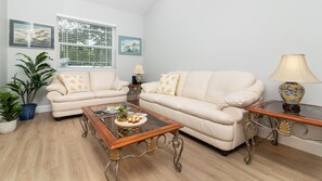 บ้านพัก, หลายเตียง, ลานระเบียง, วิวสวน | ห้องนั่งเล่น | ทีวี 40 นิ้ว พร้อมช่องเคเบิล