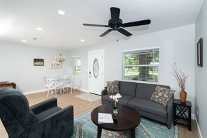 บ้านพัก, หลายเตียง, ลานระเบียง, วิวสวน | ห้องนั่งเล่น | ทีวี 40 นิ้ว พร้อมช่องเคเบิล