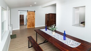 Maison, plusieurs lits, patio, vue jardin | Cuisine privée | Réfrigérateur, micro-ondes, four, plaque de cuisson