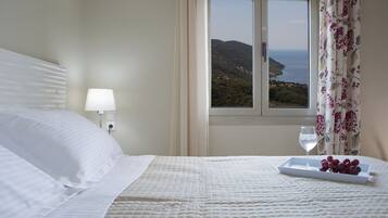 3 bedrooms, in-room safe, iron/ironing board, travel crib