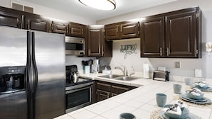 Condo, 1 cama Queen e sofá-cama, sacada, vista para a piscina | Cozinha privada