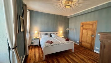 5 Schlafzimmer, Schreibtisch, Bügeleisen/Bügelbrett, kostenloses WLAN