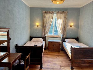 5 Schlafzimmer, Schreibtisch, Bügeleisen/Bügelbrett, kostenloses WLAN