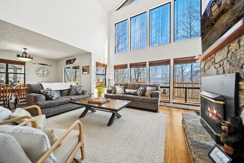 Dolly Parton & Johnny Cash Theme•1mi to Ober Ski•DTOWN•Hot Tub•Fireplace