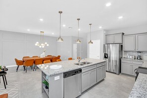 Refrigerador, microondas, horno y lavavajillas 