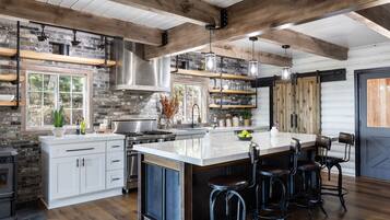 獨棟房屋, 多張床, 熱水浴缸, 山景 | 私人廚房 | 電冰箱、微波爐、烤箱、爐台