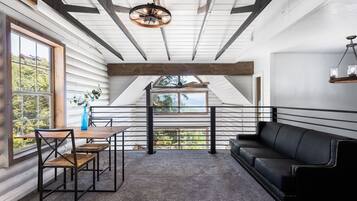 獨棟房屋, 多張床, 熱水浴缸, 山景 | 客廳 | 40-吋電視、有線頻道、壁爐