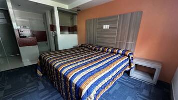 Quarto básico | Escrivaninha, Wi-Fi de cortesia, roupa de cama