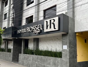 A modern building with a sign for 'Hotel Rossel Plaza'. - HOTEL ROSSEL PLAZA (Mexico City)