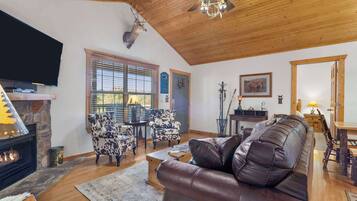 Rumah, Beberapa Tempat Tidur, balkon, pemandangan kebun (Grey Moose Lodge) | Area keluarga | Televisi layar datar 42-inci dengan saluran TV digital dan perapian