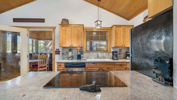 Rumah, Beberapa Tempat Tidur, balkon, pemandangan kebun (Grey Moose Lodge) | Dapur pribadi | Mesin pembuat kopi/teh dan meja makan