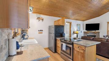 Rumah, Beberapa Tempat Tidur, balkon, pemandangan kebun (Grey Moose Lodge) | Dapur pribadi | Mesin pembuat kopi/teh dan meja makan