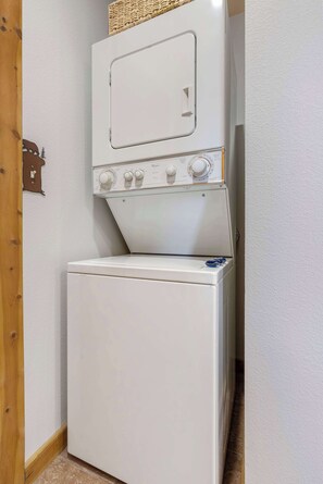 House, Multiple Beds, Balcony, Garden View (Grey Moose Lodge) | Interior