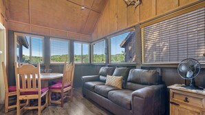 独立别墅, 多张床, 阳台, 花园景观 (Grey Moose Lodge) | 起居区 | 42-英寸纯平电视 （配备数码频道）、壁炉