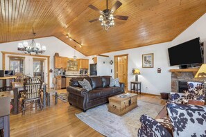 House, Multiple Beds, Balcony, Garden View (Grey Moose Lodge) | Living area
